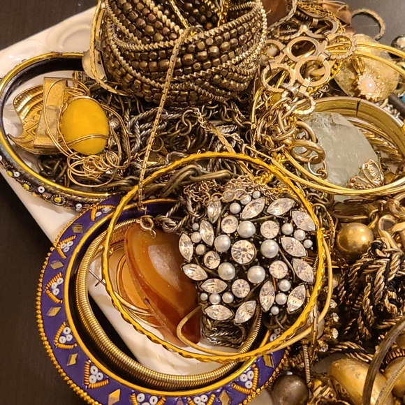 3 pounds of costume and vintage gold jewelry - Picture 5 of 6